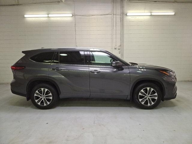 Photo of 2022 Magnetic Gray Metallic Toyota Highlander