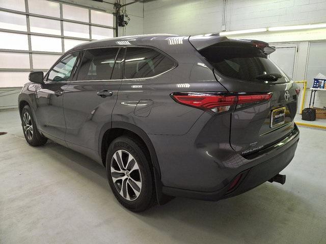 Photo of 2022 Magnetic Gray Metallic Toyota Highlander
