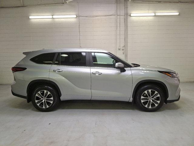 Photo of 2024 Celestial Silver Metallic Toyota Highlander