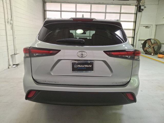 Photo of 2024 Celestial Silver Metallic Toyota Highlander