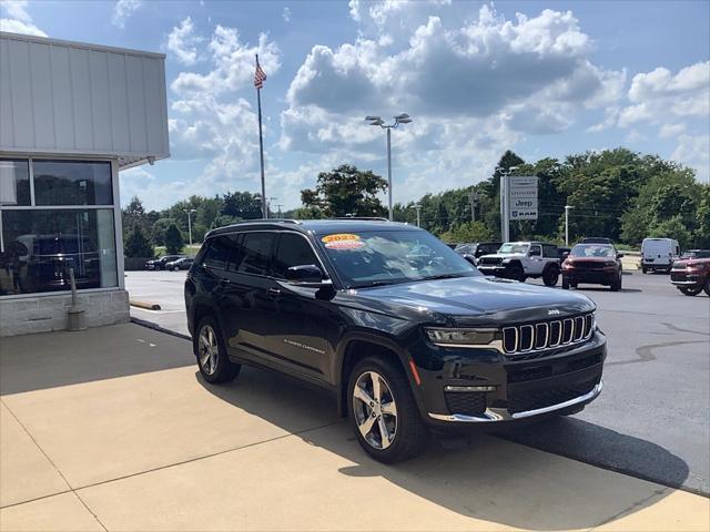 Photo of 2022 Diamond Black Crystal Pearlcoat Jeep Grand Cherokee L
