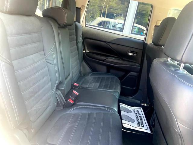Photo of 2020 Pearl White Mitsubishi Outlander
