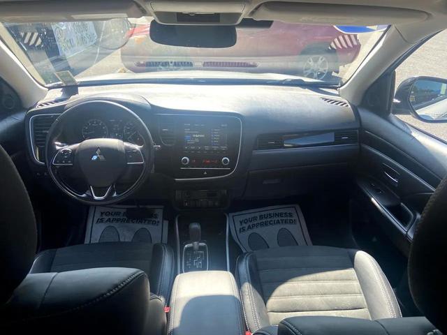 Photo of 2020 Pearl White Mitsubishi Outlander