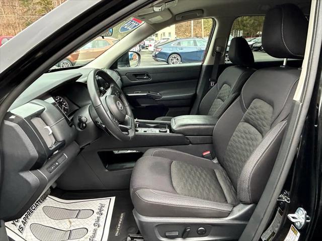 Photo of 2024 Super Black Nissan Pathfinder