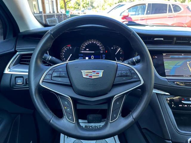 Photo of 2017 Crystal White Tricoat Cadillac XT5