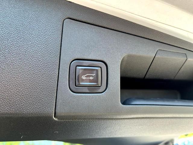 Photo of 2017 Crystal White Tricoat Cadillac XT5