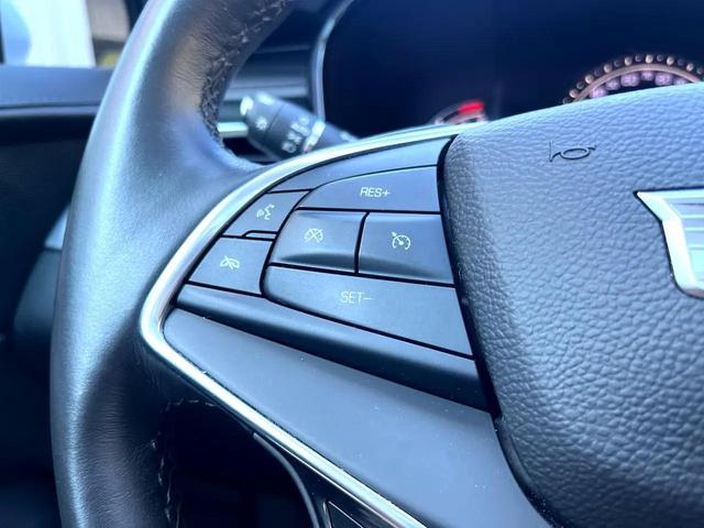 Photo of 2017 Crystal White Tricoat Cadillac XT5