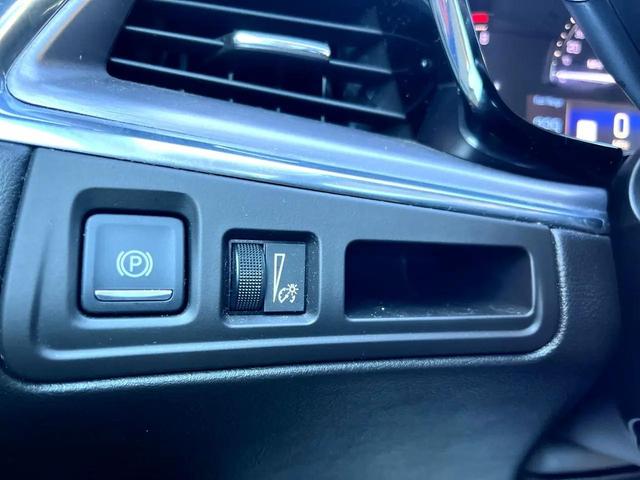 Photo of 2017 Crystal White Tricoat Cadillac XT5