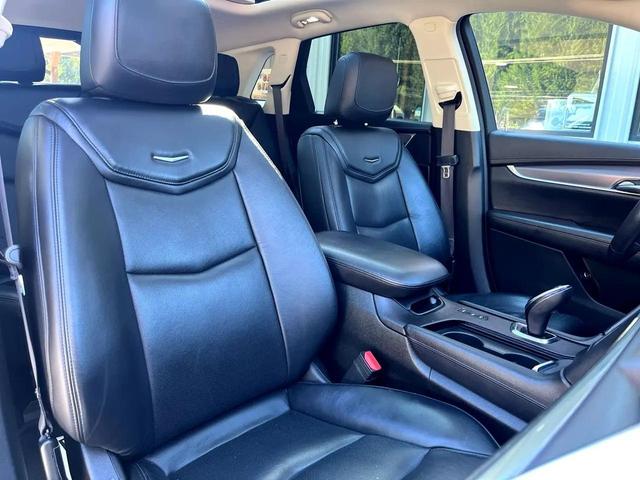 Photo of 2017 Crystal White Tricoat Cadillac XT5