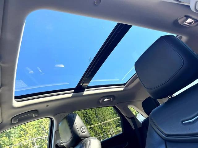 Photo of 2017 Crystal White Tricoat Cadillac XT5