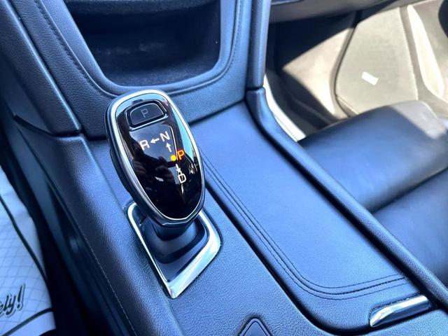 Photo of 2017 Crystal White Tricoat Cadillac XT5