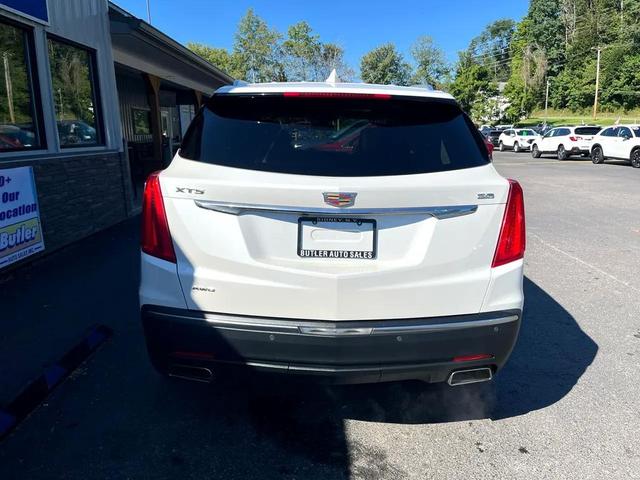 Photo of 2017 Crystal White Tricoat Cadillac XT5