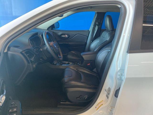 Photo of 2023 Bright White Clearcoat Jeep Cherokee