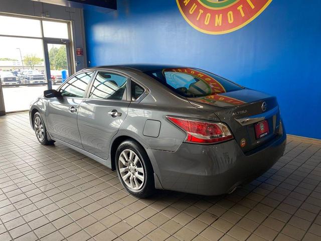 Photo of 2014 Gun Metallic Nissan Altima