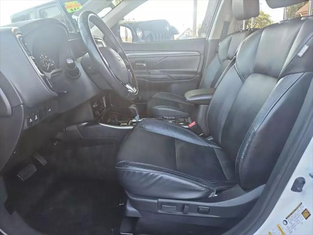 Photo of 2020 Pearl White Mitsubishi Outlander