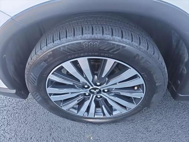 Photo of 2020 Pearl White Mitsubishi Outlander
