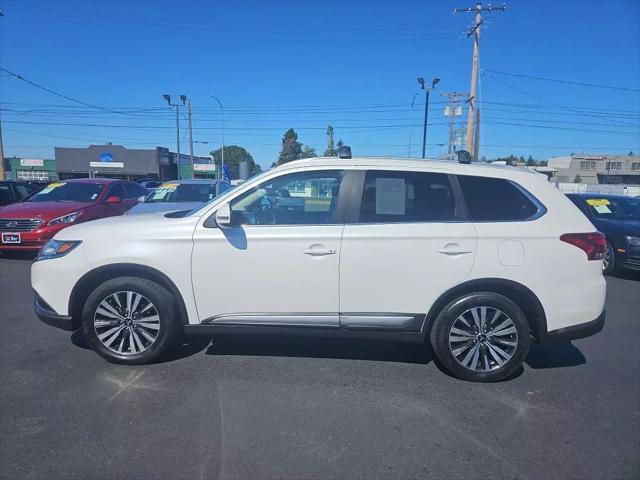 Photo of 2020 Pearl White Mitsubishi Outlander