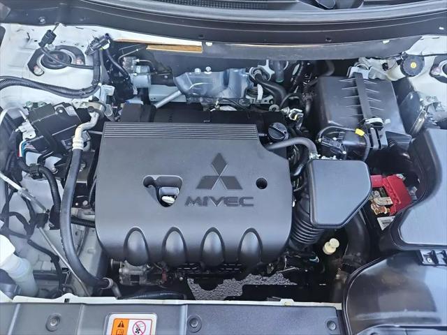 Photo of 2020 Pearl White Mitsubishi Outlander