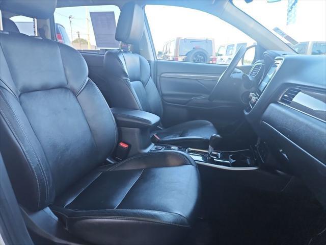 Photo of 2020 Pearl White Mitsubishi Outlander