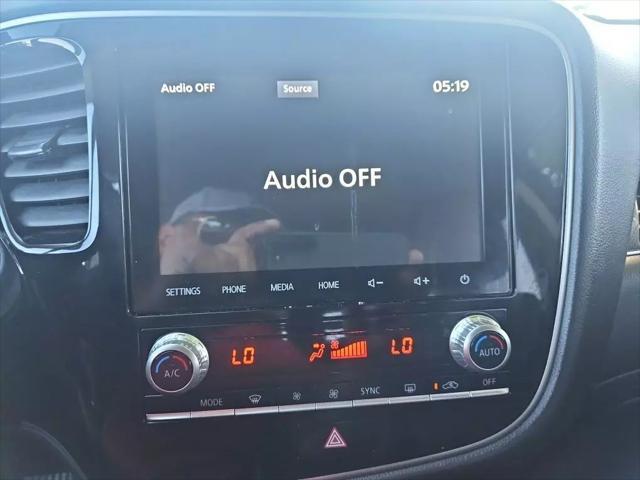 Photo of 2020 Pearl White Mitsubishi Outlander