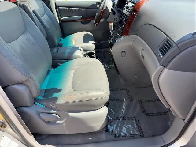 Photo of 2004 Phantom Gray Pearl Toyota Sienna