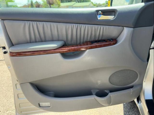 Photo of 2004 Phantom Gray Pearl Toyota Sienna