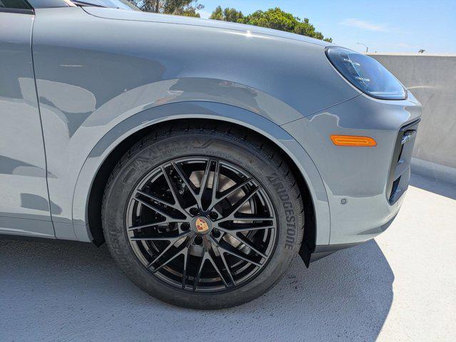 Photo of 2025 Arctic Grey Porsche Cayenne