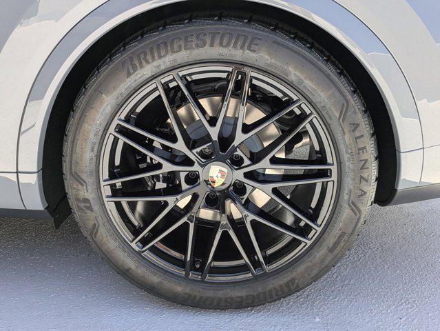 Photo of 2025 Arctic Grey Porsche Cayenne