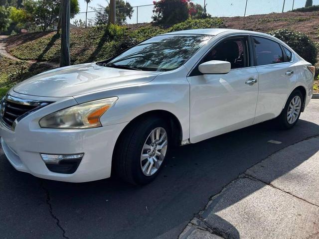 Photo of 2015 White Nissan Altima