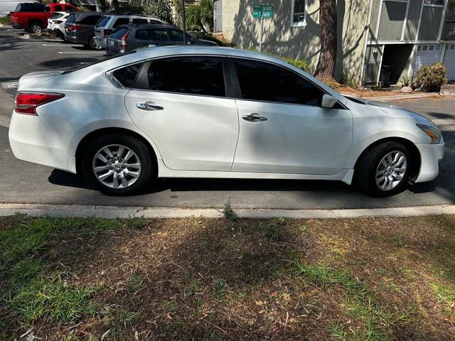 Photo of 2015 White Nissan Altima