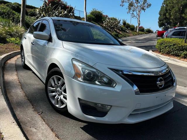 Photo of 2015 White Nissan Altima