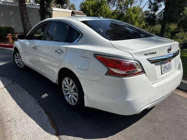 Photo of 2015 White Nissan Altima
