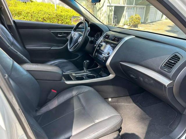 Photo of 2015 White Nissan Altima