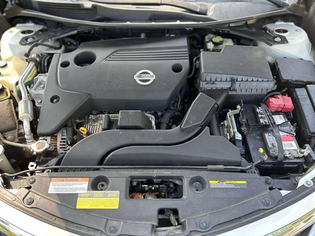 Photo of 2015 White Nissan Altima