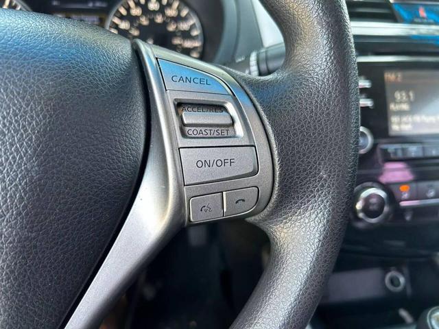 Photo of 2015 White Nissan Altima