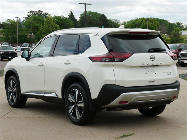 Photo of 2023 Glacier White Nissan Rogue