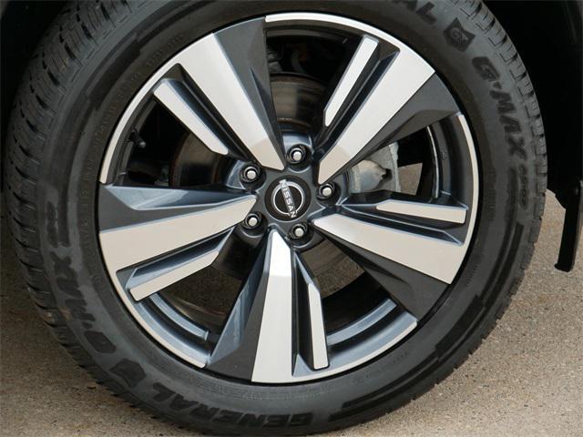 Photo of 2023 Glacier White Nissan Rogue
