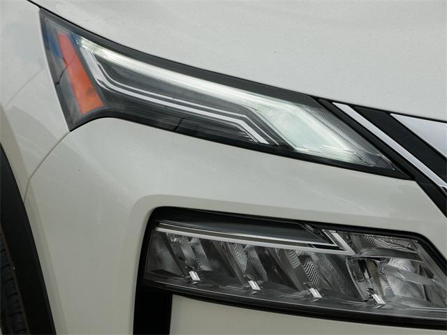Photo of 2023 Glacier White Nissan Rogue