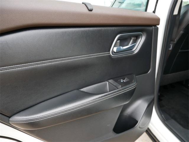 Photo of 2023 Glacier White Nissan Rogue