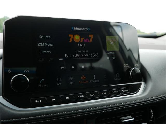 Photo of 2023 Glacier White Nissan Rogue