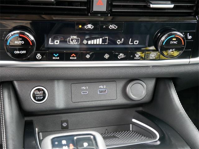 Photo of 2023 Glacier White Nissan Rogue