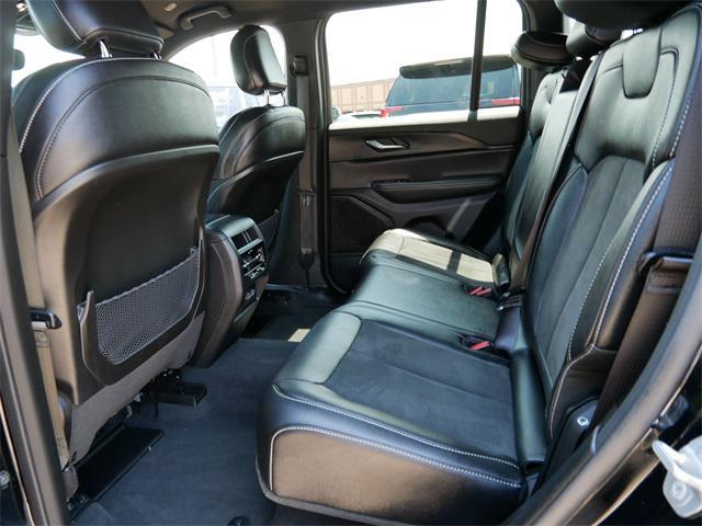 Photo of 2023 Diamond Black Crystal Pearlcoat Jeep Grand Cherokee