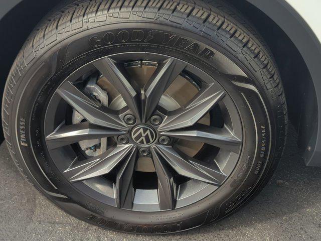 Photo of 2022 Oryx White Pearl Volkswagen Tiguan