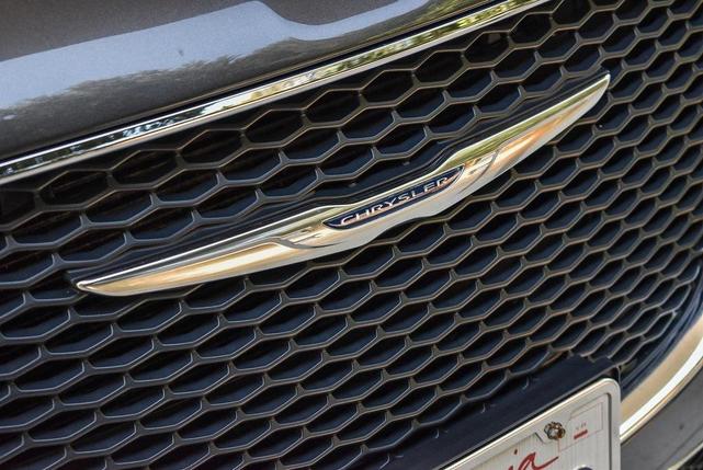 Photo of 2017 Granite Crystal Metallic Clearcoat Chrysler 300