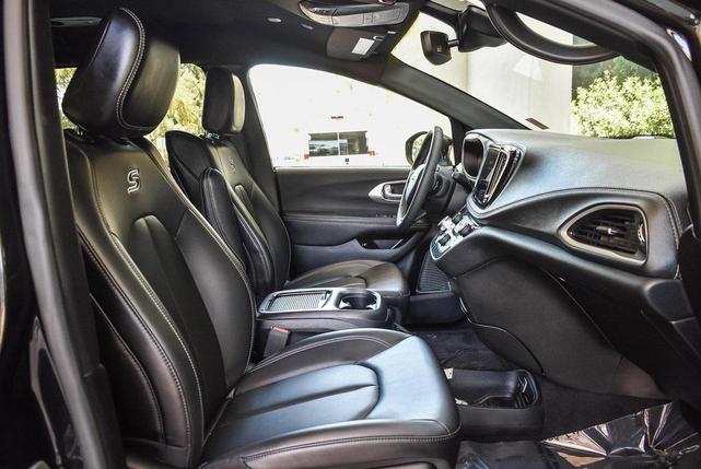 Photo of 2023 Brilliant Black Crystal Pearlcoat Chrysler Pacifica Hybrid