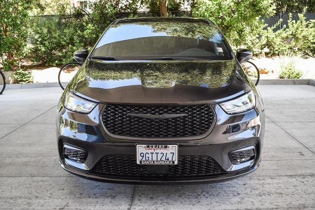 Photo of 2023 Brilliant Black Crystal Pearlcoat Chrysler Pacifica Hybrid