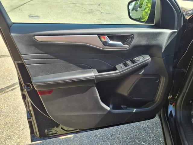 Photo of 2022 Black Metallic Ford Escape