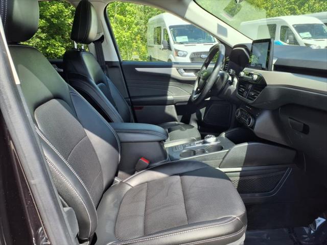Photo of 2022 Black Metallic Ford Escape
