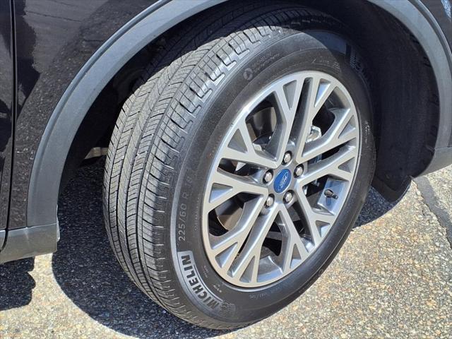 Photo of 2022 Black Metallic Ford Escape