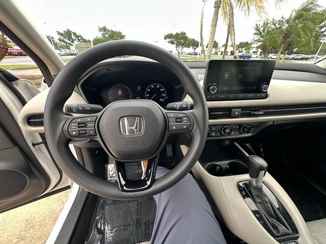 Photo of 2023 Platinum White Pearl Honda HR-V